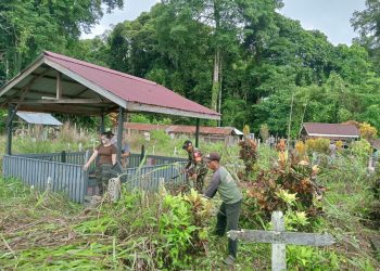 Semangat Bergotong Royong, Babinsa Putussibau Utara Bersama Masyarakat Bersihkan TPU Desa Kedamin Darat