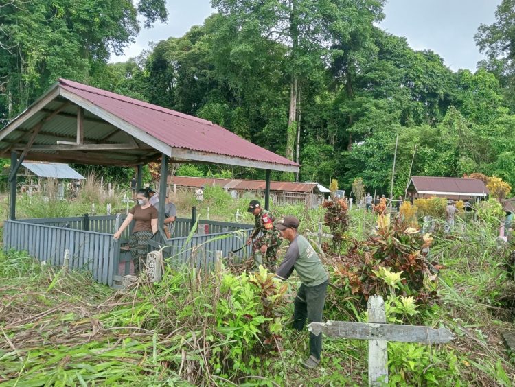 Semangat Bergotong Royong, Babinsa Putussibau Utara Bersama Masyarakat Bersihkan TPU Desa Kedamin Darat