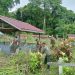 Semangat Bergotong Royong, Babinsa Putussibau Utara Bersama Masyarakat Bersihkan TPU Desa Kedamin Darat