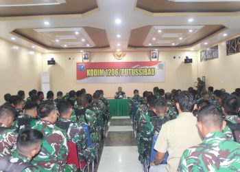 Bacakan Amanat Kasad, Komandan Kodim 1206/Putussibau Berikan Jamdan Pada Anggotanya