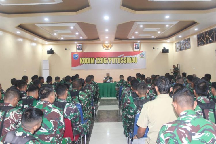 Bacakan Amanat Kasad, Komandan Kodim 1206/Putussibau Berikan Jamdan Pada Anggotanya