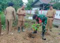 Bentuk Kepedulian Akan Pelestarian Lingkungan dan Penghijauan, Babinsa Embaloh Hulu Bersama SDN 02 Banua Martinus Lakukan Penanaman Pohon