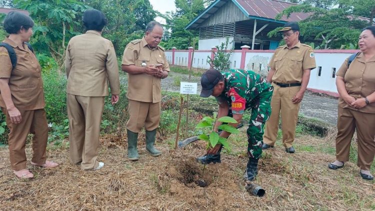 Bentuk Kepedulian Akan Pelestarian Lingkungan dan Penghijauan, Babinsa Embaloh Hulu Bersama SDN 02 Banua Martinus Lakukan Penanaman Pohon