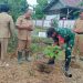 Bentuk Kepedulian Akan Pelestarian Lingkungan dan Penghijauan, Babinsa Embaloh Hulu Bersama SDN 02 Banua Martinus Lakukan Penanaman Pohon