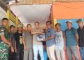 Danunit Intel Kodim 1206/Putussibau Serahkan Seragam Linmas Melalui Lurah Hilir Kantor untuk Program Kampung Merah Putih