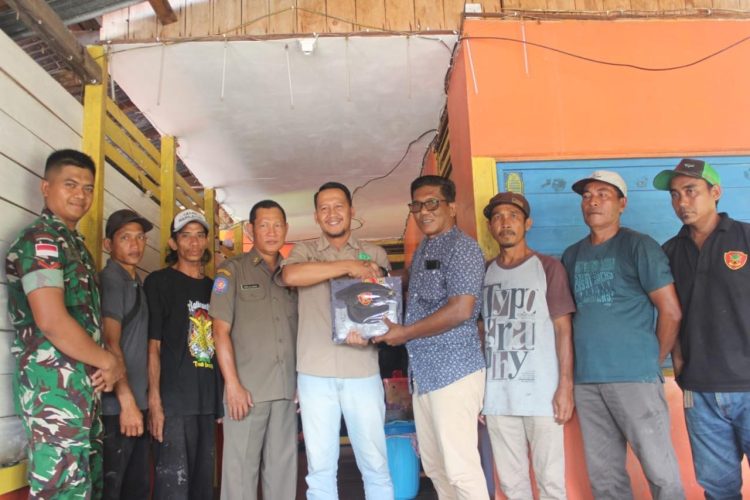 Danunit Intel Kodim 1206/Putussibau Serahkan Seragam Linmas Melalui Lurah Hilir Kantor untuk Program Kampung Merah Putih