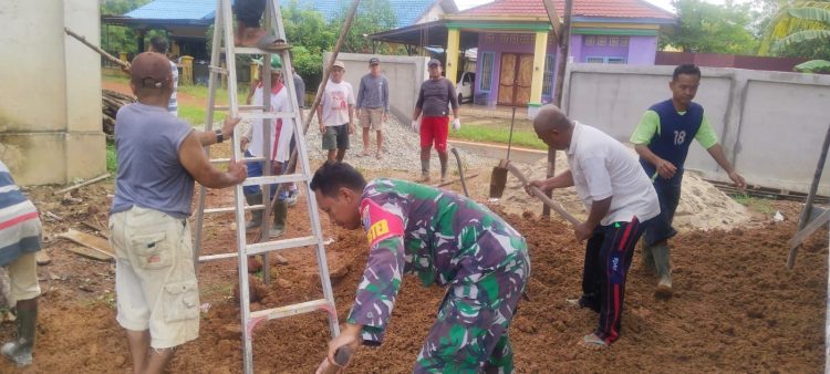 Pererat Kebersamaan, Babinsa Koramil Putussibau Utara Gotong Royong Penimbunan Tanah di Masjid Baitul Maqdis Kedamin Hulu