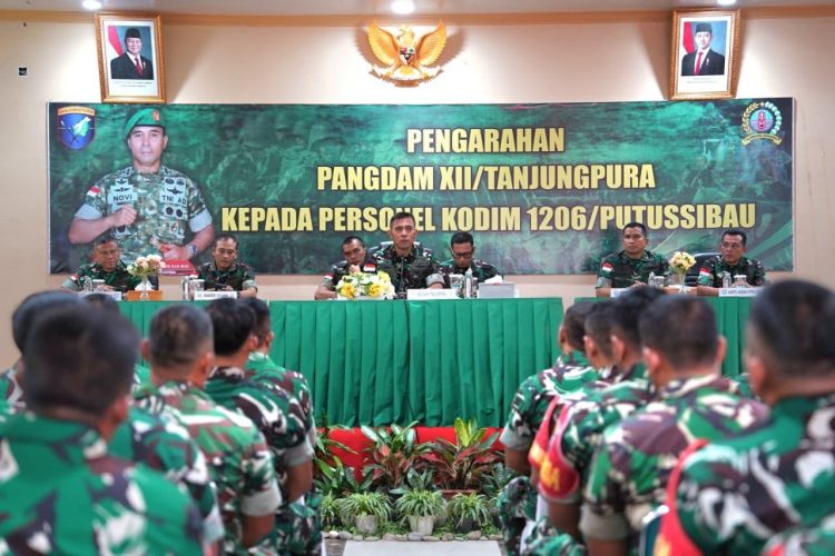 Dalam Rangka Kunjungan Kerja ke Kodim 1206/Putussibau” Pangdam XII/Tanjungpura Berikan Pengarahan Kepada Anggota Kodim