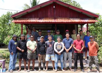 KODIM 1206/Putussibau Perkokoh Sakralitas Kemanunggalan TNI, Dalam Rangka Program Kampung Merah Putih, Bergotong Royong Rehabilitasi Pos Kamling DI Kelurahan Hilir Kantor Bersama Masyarakat