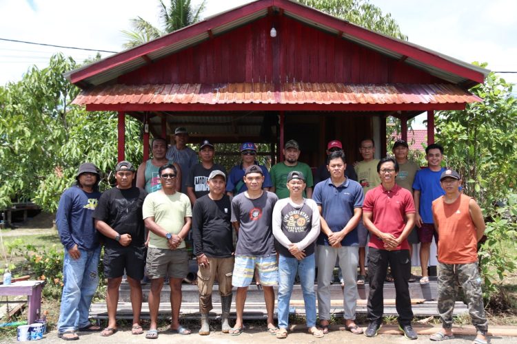 KODIM 1206/Putussibau Perkokoh Sakralitas Kemanunggalan TNI, Dalam Rangka Program Kampung Merah Putih, Bergotong Royong Rehabilitasi Pos Kamling DI Kelurahan Hilir Kantor Bersama Masyarakat
