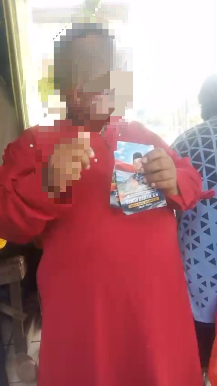 AWIBB Jabar Kecam Kades Karang Asih Bagikan Stiker Saat Bansos