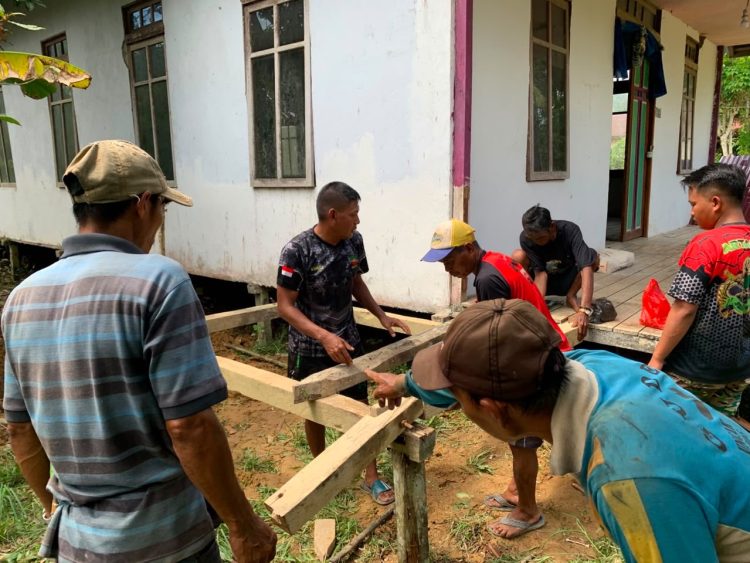 Tahapan Pembangunan MCK Pada Program TMMD Regtas Ke-129 Kodim 1206/Putussibau Memasuki Pemasangan Pondasi