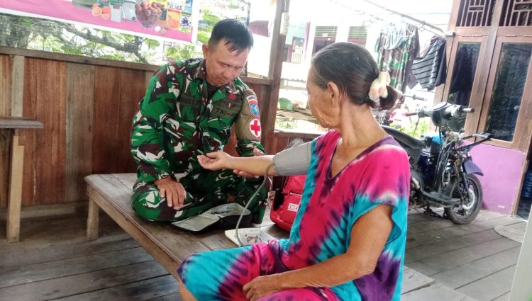 Peduli Kesehatan Warga, Satgas TMMD Gelar Layanan Pengobatan Gratis di Pelosok Desa