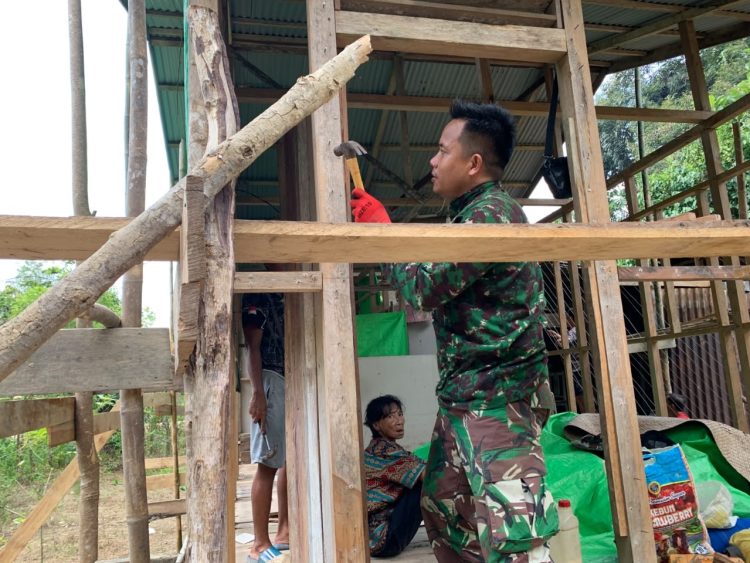 Sentuhan Hangat TNI di Perbatasan: Satgas TMMD 1206/Psb Akselerasi Bedah Rumah Warga