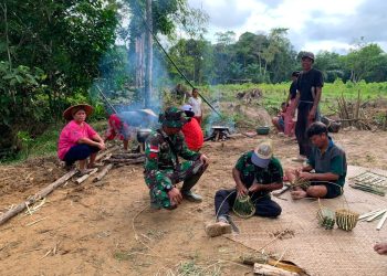 Anggota Satgas TMMD Regtas Ke-129 Kodim 1206/Psb Hadir Pada Acara Ritual Adat di Jembatan Danau Belatung