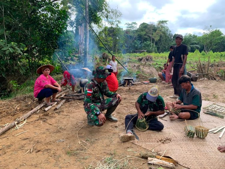 Anggota Satgas TMMD Regtas Ke-129 Kodim 1206/Psb Hadir Pada Acara Ritual Adat di Jembatan Danau Belatung