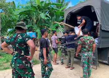 Anggota Satgas TMMD Reguler Perbatasan Ke-129 Kodim 1206/Putussibau Gotong Royong Turunkan Material Pembangunan Menuju Desa Belatung Embaloh Hilir
