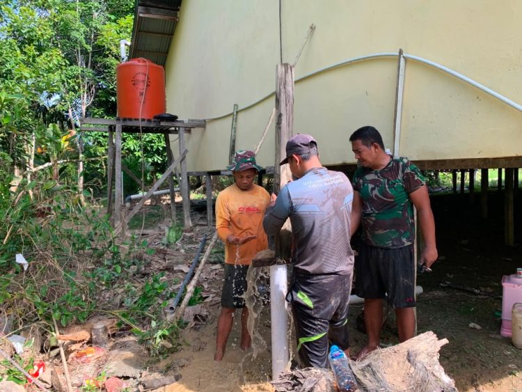 Sumur Bor TMMD Ke-129 Kodim 1206/Putussibau di Gedung Serbaguna Tauk Begulai Dusun Belatung Akhirnya Keluarkan Air