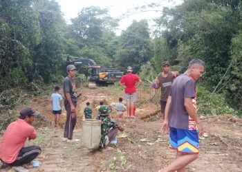 Jadi Hiburan Menarik, Alat Berat Pembukaan Jalan Jadi Tontonan Warga di Lokasi TMMD