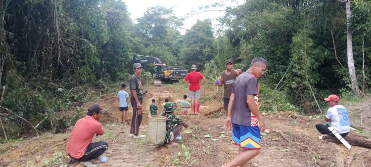 Jadi Hiburan Menarik, Alat Berat Pembukaan Jalan Jadi Tontonan Warga di Lokasi TMMD