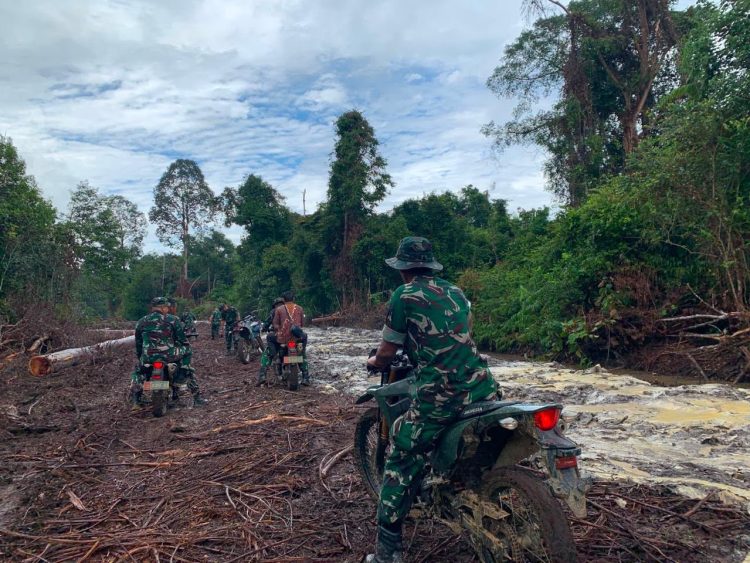 Pastikan Program Tepat Sasaran, Tim Wasev Kodam XII/Tanjungpura Didampingi Kasdim 1206/Putussibau Tinjau Langsung TMMD Regtas Ke-129