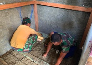 Guna Perkuat Struktur Bangunan, Satgas TMMD Regtas Ke-129 Kodim 1206/Psb Lakukan Pengecoran pada MCK