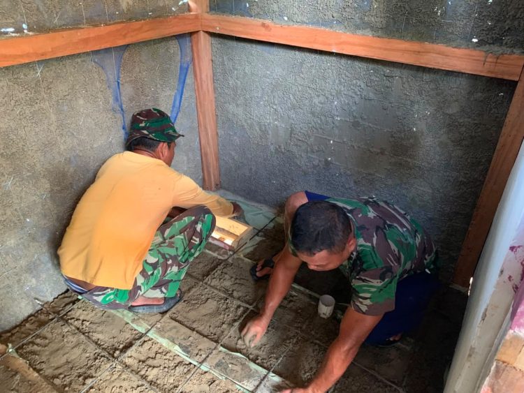 Guna Perkuat Struktur Bangunan, Satgas TMMD Regtas Ke-129 Kodim 1206/Psb Lakukan Pengecoran pada MCK