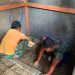 Guna Perkuat Struktur Bangunan, Satgas TMMD Regtas Ke-129 Kodim 1206/Psb Lakukan Pengecoran pada MCK