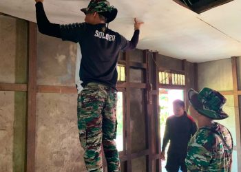 Wujud Kemanunggalan TNI-AD”, Kejar Target Anggota Satgas TMMD Kodim 1206/Putussibau Pada RTLH Milik Ibu Mariana Tius di Dusun Belatung