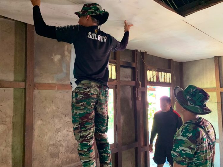 Wujud Kemanunggalan TNI-AD”, Kejar Target Anggota Satgas TMMD Kodim 1206/Putussibau Pada RTLH Milik Ibu Mariana Tius di Dusun Belatung