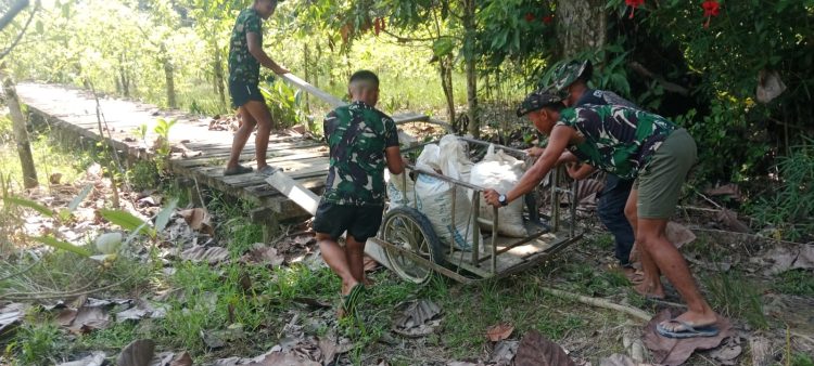 Personel Satgas TMMD ke 129 Dorong Gerobak Angkut Material Demi Impian Warga