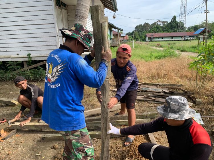 Wujudkan Hunian Layak, Satgas TMMD ke-129 Kodim 1206/Putussibau Mulai Geber Pengerjaan Sasaran RTLH