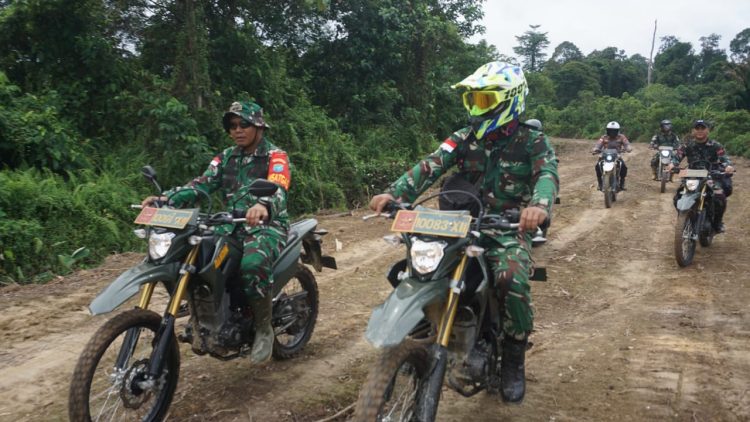 Akselerasi Pembangunan, Dansatgas TMMD ke-129 Kodim 1206/Putussibau Tinjau Langsung Progres di Lapangan