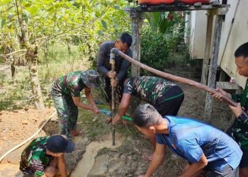 PERJUANGAN TAK KENAL LELAH, AKHIRNYA SUMUR BOR DI GEDUNG SERBAGUNA DESA ULAK PAUK KELUARKAN AIR
