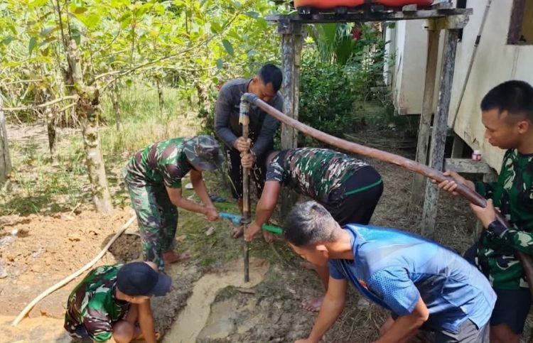 PERJUANGAN TAK KENAL LELAH, AKHIRNYA SUMUR BOR DI GEDUNG SERBAGUNA DESA ULAK PAUK KELUARKAN AIR