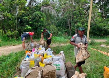 Kebersamaan Anggota Satgas TMMD Kodim 1206/Putussibau dan Warga Saat Angkat Pasir dari Sungai untuk Pembangunan MCK di Desa Belatung