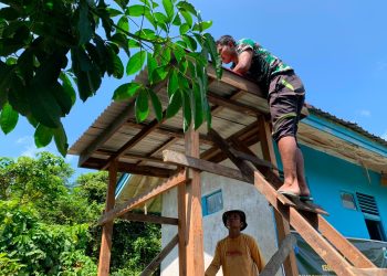 DUKUNG KETERSEDIAAN AIR BERSIH DI SEKOLAH, SATGAS TMMD KE-129 MULAI BUAT KERANGKA KAYU PENAMPUNG BAK AIR DI SMPN 4 SATAP EMBALOH HILIR