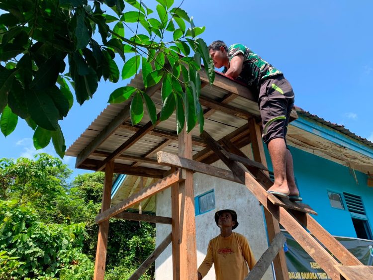 DUKUNG KETERSEDIAAN AIR BERSIH DI SEKOLAH, SATGAS TMMD KE-129 MULAI BUAT KERANGKA KAYU PENAMPUNG BAK AIR DI SMPN 4 SATAP EMBALOH HILIR