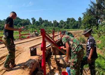 Percantik Infrastruktur Desa, Prajurit TMMD Regtas Ke-129 Kodim 1206/Putussibau Lakukan Pengecatan Jembatan Kerato