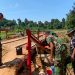 Percantik Infrastruktur Desa, Prajurit TMMD Regtas Ke-129 Kodim 1206/Putussibau Lakukan Pengecatan Jembatan Kerato