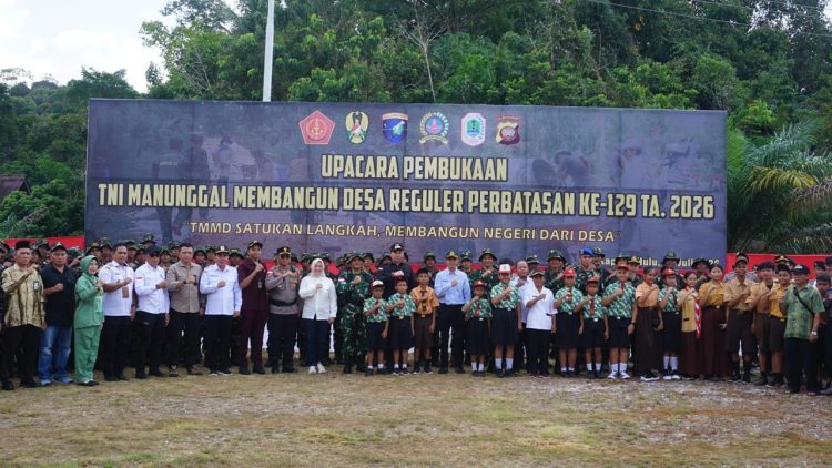 TMMD Reguler Perbatasan ke-129 Kodim 1206/Putussibau Resmi Dibuka, Sasar Pembangunan Infrastruktur Desa Ulak Pauk