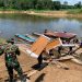 Semangat Anggota Satgas TMMD Kodim 1206/Putussibau Saling Bahu-Membahu Naikkan Material Bangunan ke Perahu Menuju Desa Belatung