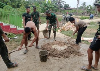 Perkuat Struktur Bangunan, Satgas TMMD ke-129 Kodim 1206/Putussibau Laksanakan Pengecoran Tandon Air