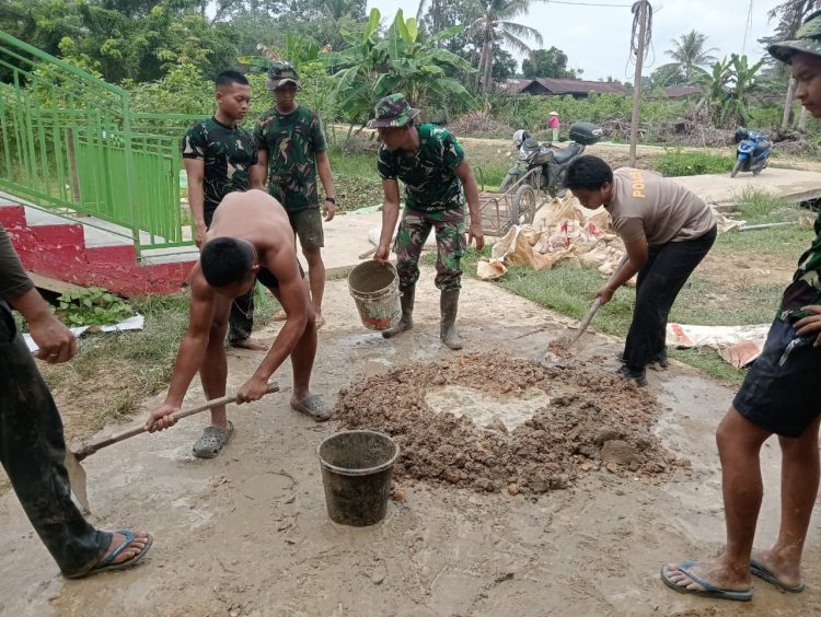 Perkuat Struktur Bangunan, Satgas TMMD ke-129 Kodim 1206/Putussibau Laksanakan Pengecoran Tandon Air