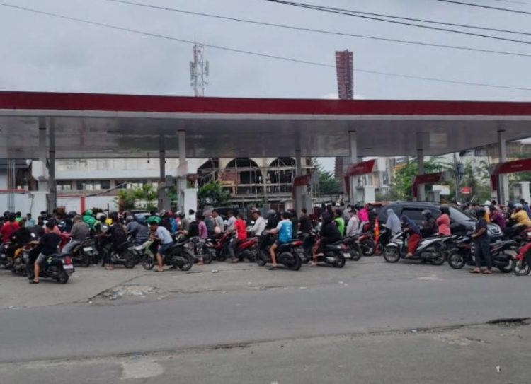 Antrean Panjang Terjadi di SPBU Medan, BBM Pertalite dan Pertamax Langka