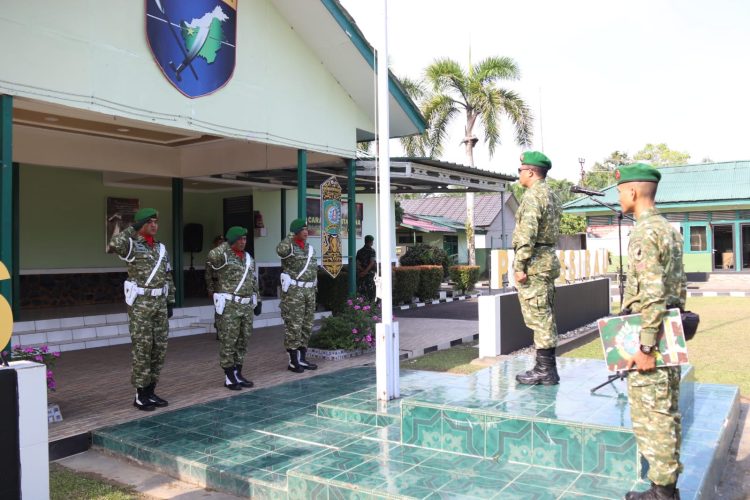 Kodim 1206/Putussibau Gelar Upacara Bendera Khidmat Dalam Rangka Memperingati Hari Anak Nasional (HAN) Tahun 2026