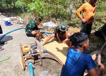 TMMD ke-129 Kodim 1206/Putussibau Mulai Bangun Sumur Bor, Warga Desa Ulak Pauk Sambut Gembira