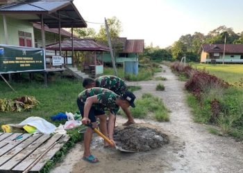 Memasuki Tahapan Pemlesteran MCK Sasaran Kedua Pada TMMD Regtas Ke-129 Kodim 1206/Psb di Posyandu Nirwana Belatung