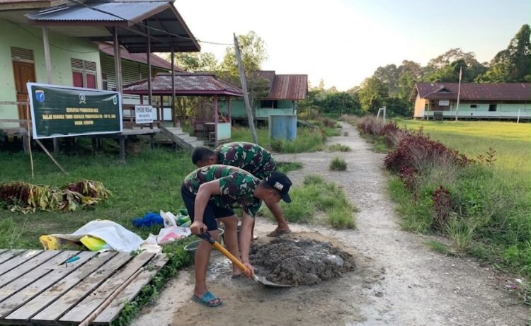 Memasuki Tahapan Pemlesteran MCK Sasaran Kedua Pada TMMD Regtas Ke-129 Kodim 1206/Psb di Posyandu Nirwana Belatung