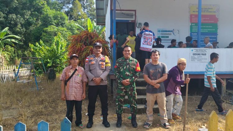 ”WUJUD SINERGITAS”, Babinsa dan Personil Unit Intel Jajaran Kodim 1206/Putussibau Kawal Ketat Pilkades Serentak di Kapuas Hulu